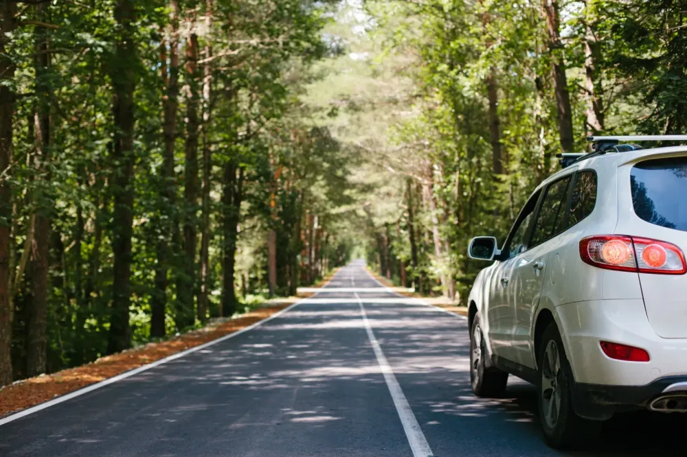 voiture-blanche-route